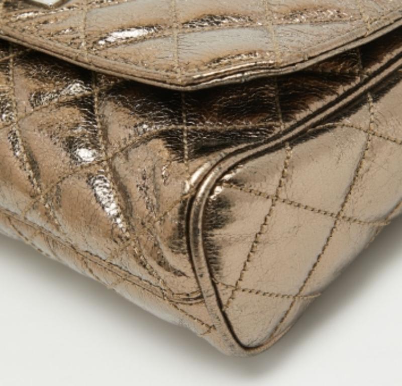 Michael Michael Kors - Borsa a tracolla Vivianne con patta in pelle e foglia di nickel in vendita 2