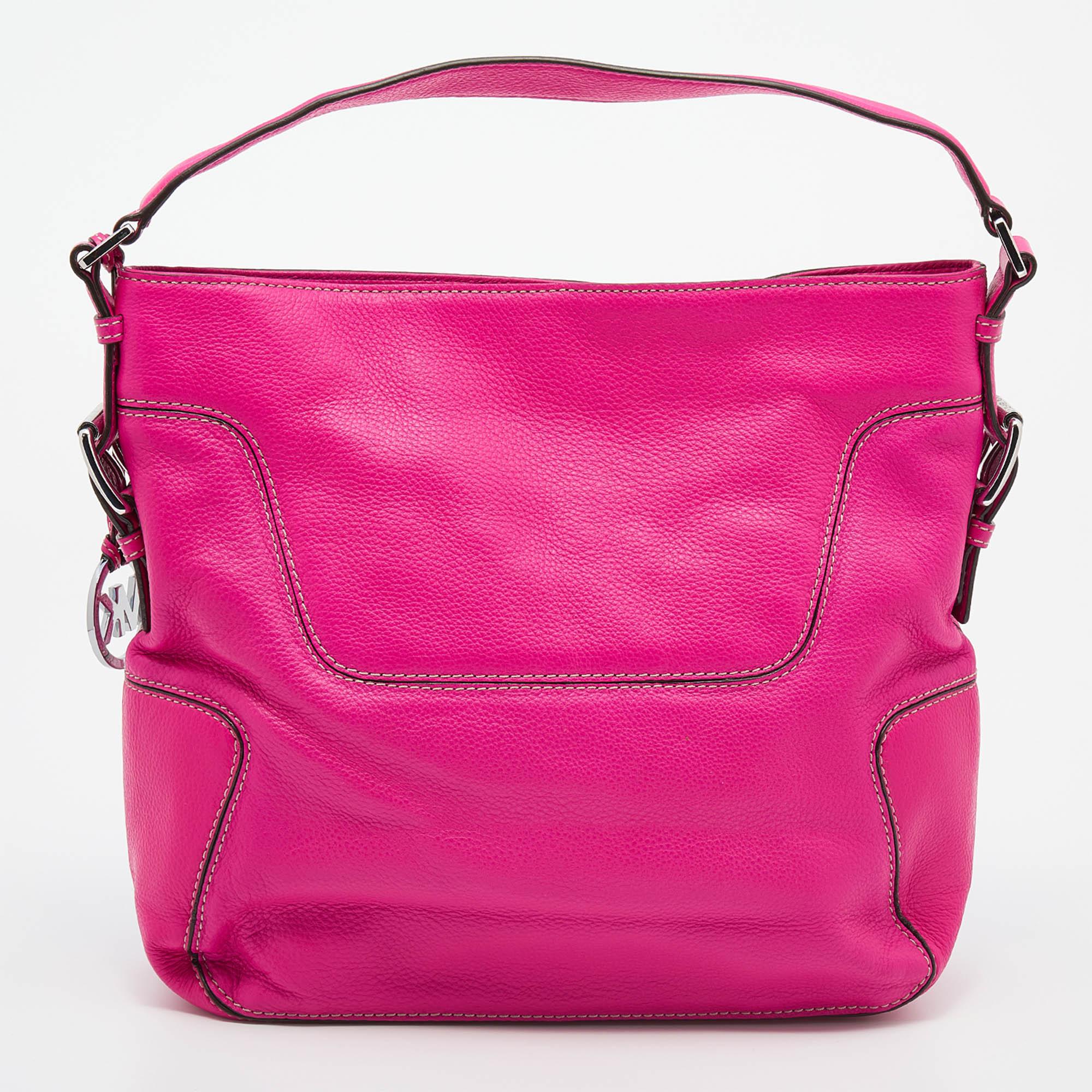 Bringing a mix of timeless fashion and fine craftsmanship is this tote from MICHAEL Michael Kors. The bag comes with a durable exterior, comfortable handles, shiny hardware, and a capacious interior. Fine elements complete the tote in a luxe