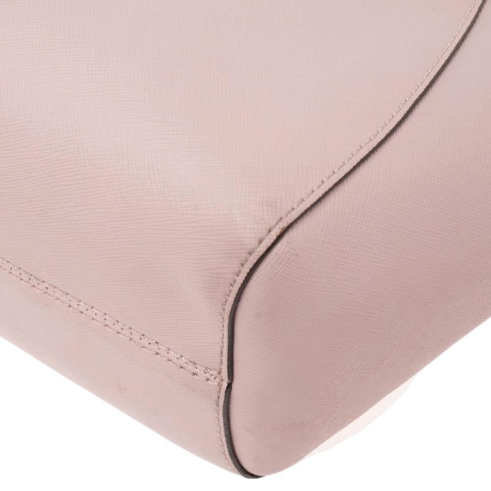 MICHAEL Michael Kors Rosa Saffiano Leder Jet Set Reisetasche mit Kette (Beige) im Angebot