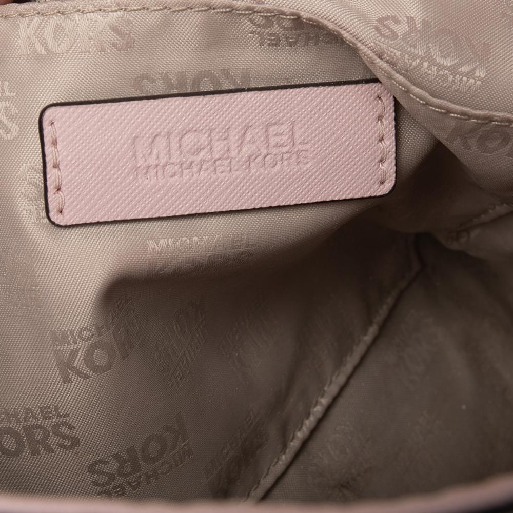 MICHAEL Michael Kors Rosa Saffiano Leder Jet Set Reisetasche mit Kette im Zustand „Gut“ im Angebot in Dubai, Al Qouz 2