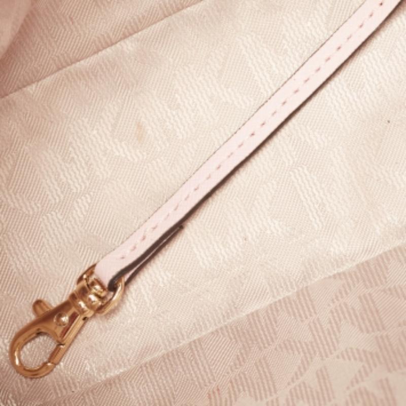 MICHAEL Michael Kors - Sac à bandoulière moyen Selma en cuir Saffiano rose en vente 5