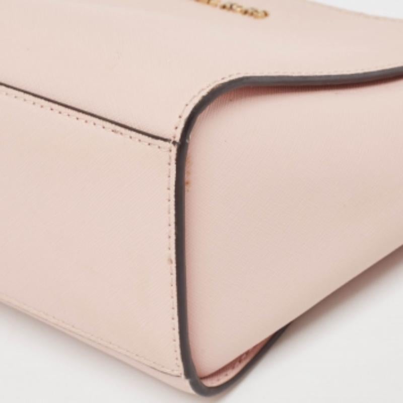 MICHAEL Michael Kors - Sac à bandoulière moyen Selma en cuir Saffiano rose en vente 4