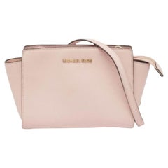 MICHAEL Michael Kors - Sac à bandoulière moyen Selma en cuir Saffiano rose
