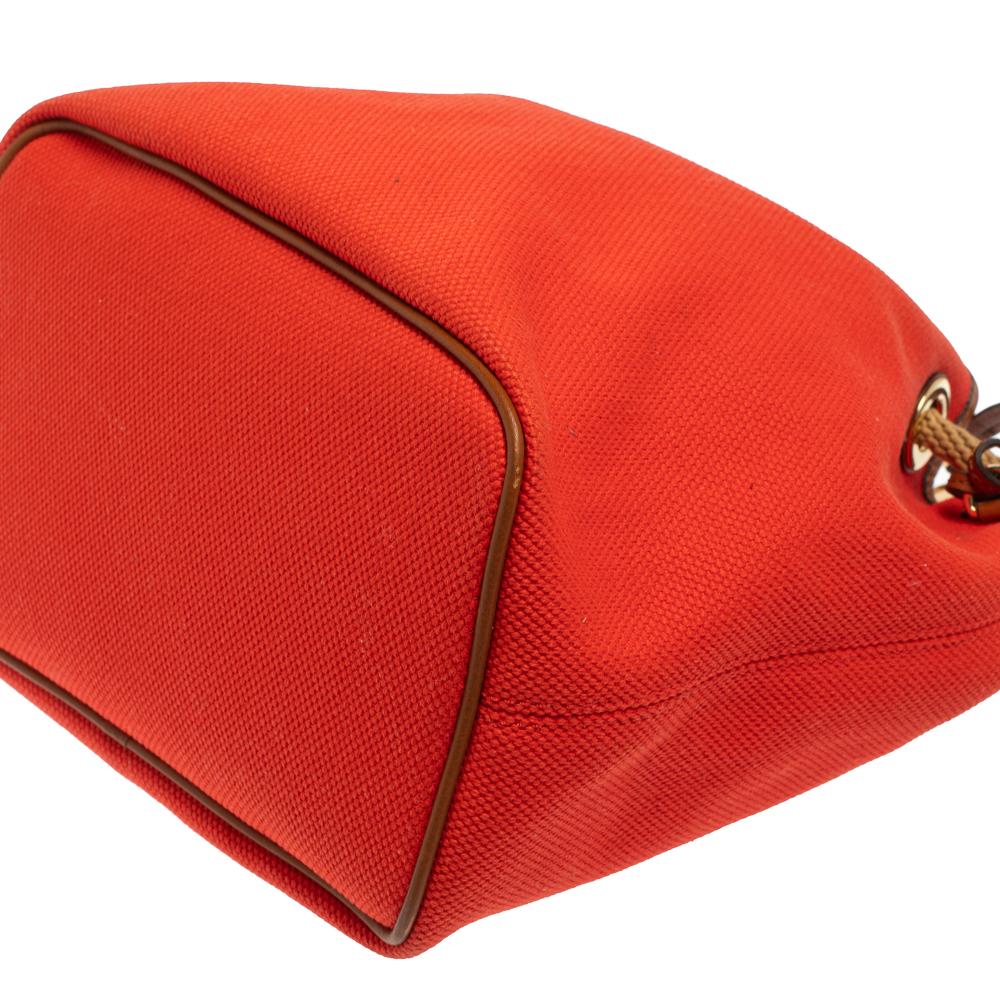Michael Kors - Sac seau Marina en toile et cuir rouge avec cordon de serrage 3