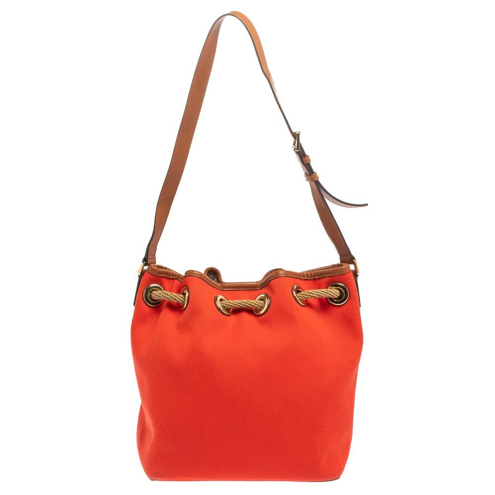 Un style de sac très apprécié, le sac seau est un élément de base de la garde-robe. Le design de Michael Michael Kors présente un étalage de détails minimaux. Ce sac est fabriqué à partir de toile et de cuir et il est doté d'une bandoulière, d'une