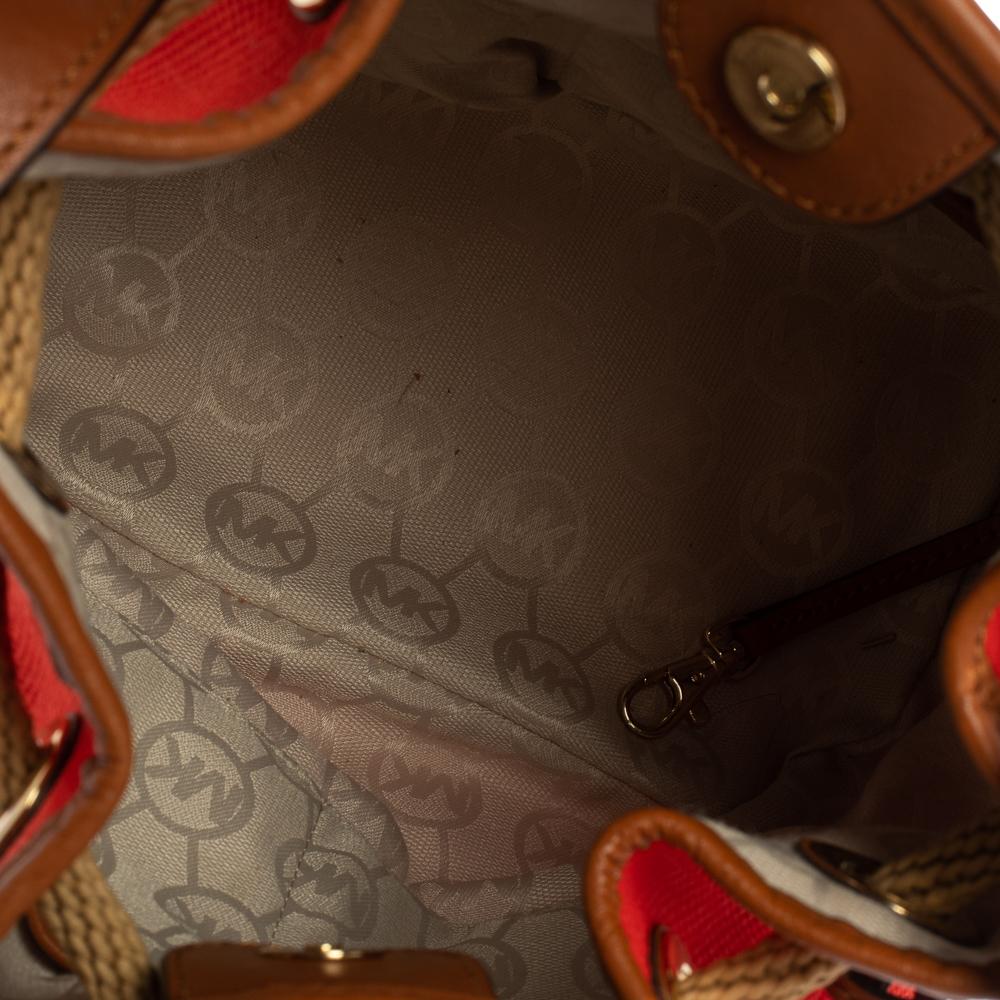 Michael Kors - Sac seau Marina en toile et cuir rouge avec cordon de serrage Bon état à Dubai, Al Qouz 2