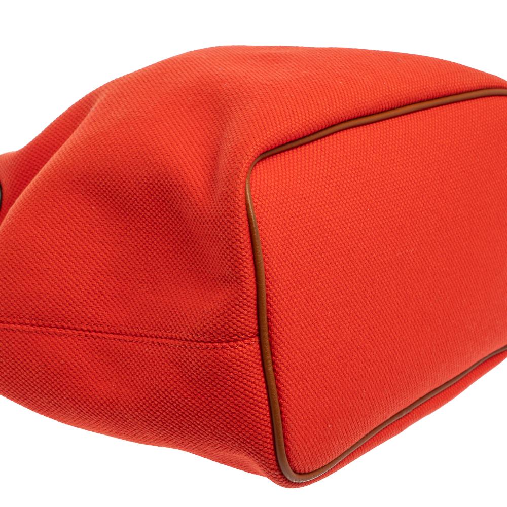 Michael Kors - Sac seau Marina en toile et cuir rouge avec cordon de serrage 1