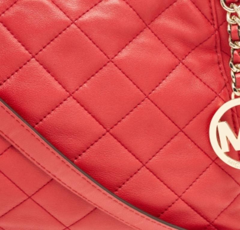 Le borse eleganti non mancano mai di fare un'impressione alla moda. Fai tua questa hobo di design abbinandola a un abbigliamento da lavoro sofisticato e a un look casual chic.