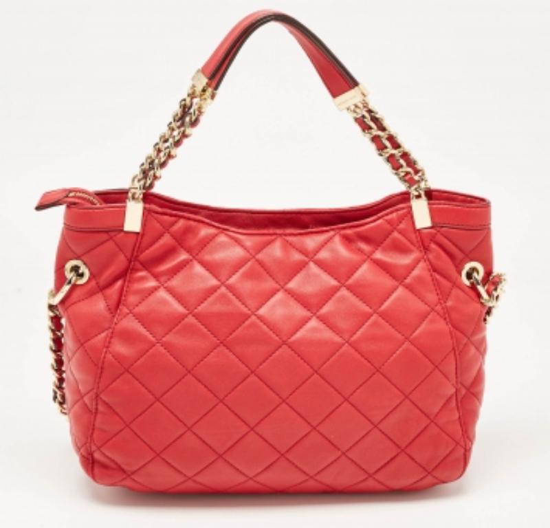 Michael Michael Kors - Hobo con charme in pelle trapuntata rossa In condizioni buone in vendita a Dubai, Al Qouz 2