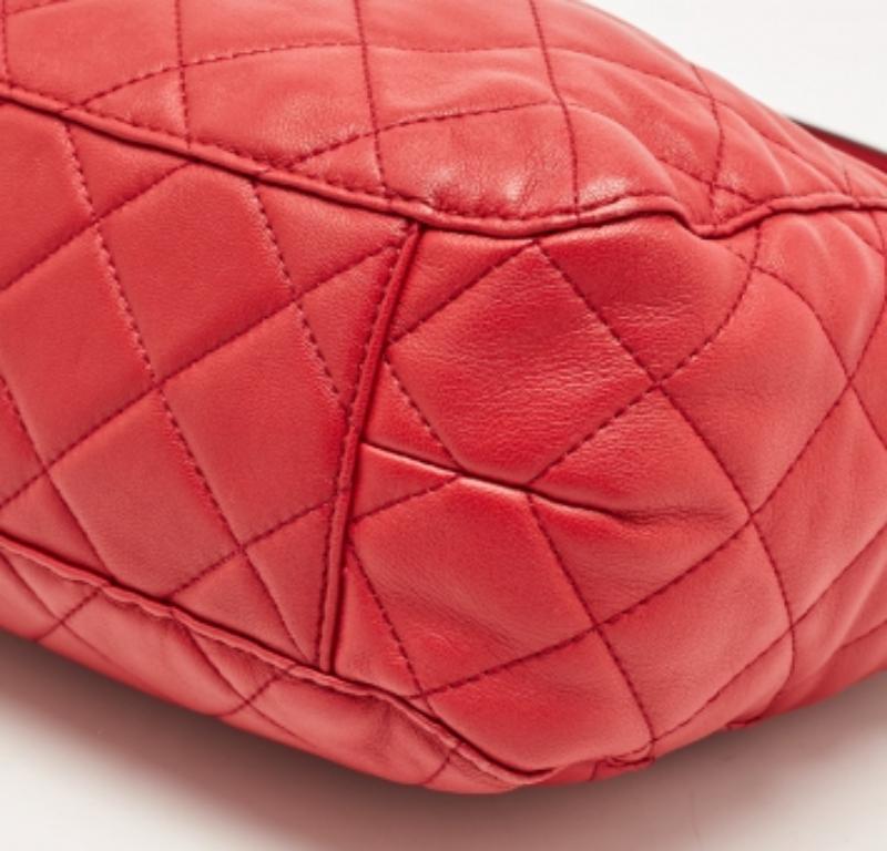 Michael Michael Kors - Hobo con charme in pelle trapuntata rossa in vendita 2