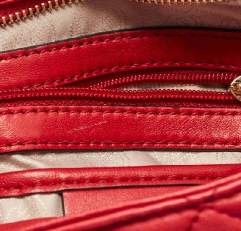 Michael Michael Kors - Hobo con charme in pelle trapuntata rossa in vendita 4