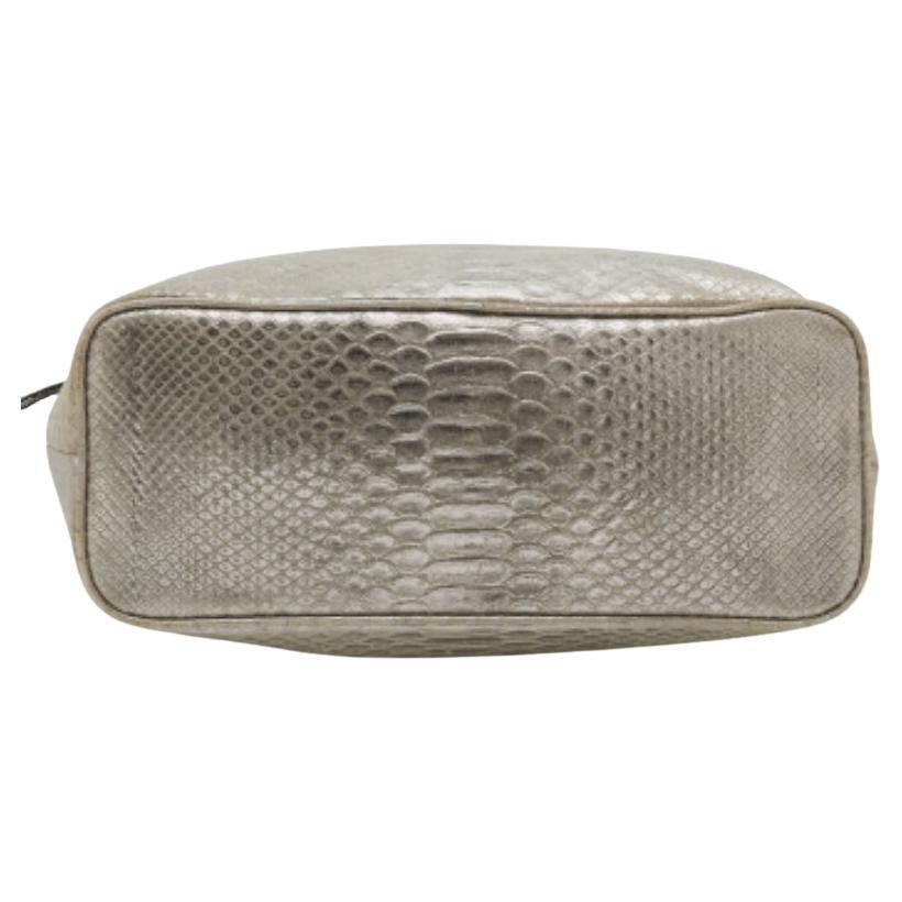 Ce sac MICHAEL Michael Kors est intemporel mais immédiatement distinctif. Réalisé en cuir gaufré de python, il présente une breloque de marque sur le devant, des ferrures argentées et une anse en chaîne de cuir. Le cordon de serrage orné d'une