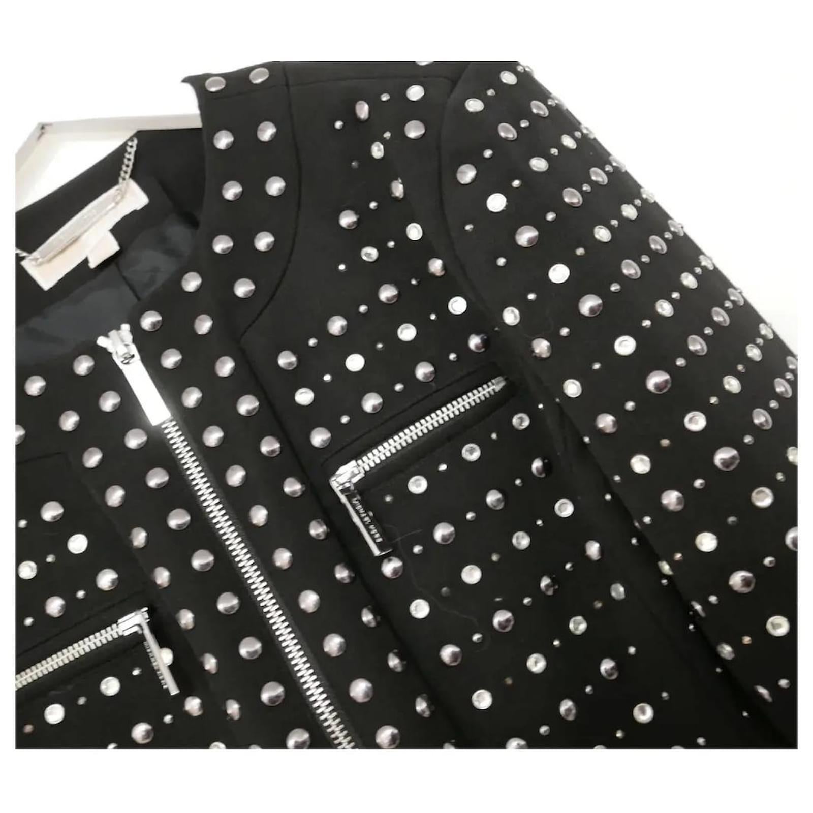 Chic avec une veste d'inspiration motarde de Michael by Michael Kors - portée une fois. 
Réalisé en crêpe de polyester noir et entièrement recouvert de clous et de cristaux, il est doté de poches zippées, d'une fermeture éclair sur le devant et est