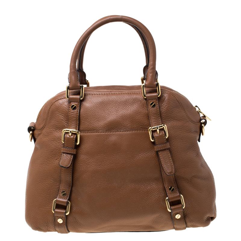 Pair this MICHAEL Michael Kors Bedford satchel with any outfit and look fashionable. The bag is crafted from leather and features buckled belt straps on the exterior, dual handles and the signature detail on the front. The canvas-lined interior will