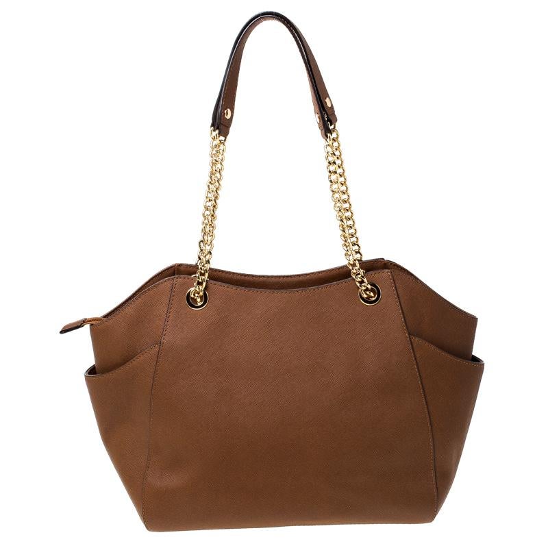 This Michael Kors tote is beautiful in so many ways. From its design to its structure, the leather bag exudes charm and high fashion. It flaunts two shoulder handles for you to swing and a spacious fabric interior to hold all your