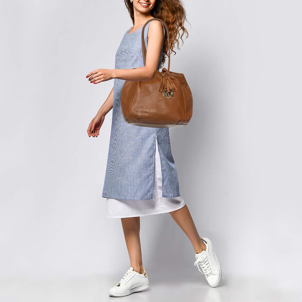Stylish handbags never fail to make a fashionable impression. Make this designer hobo yours by pairing it with your sophisticated workwear as well as chic casual looks.
