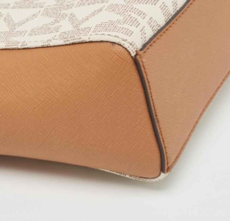 De las mujeres MICHAEL Michael Kors Bolso Crossbody Hamilton de lona revestida en color tostado/blanco con firma en venta