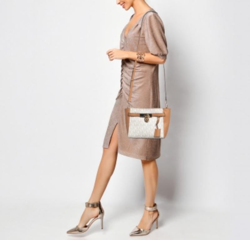 MICHAEL Michael Kors Bolso Crossbody Hamilton de lona revestida en color tostado/blanco con firma en venta 2