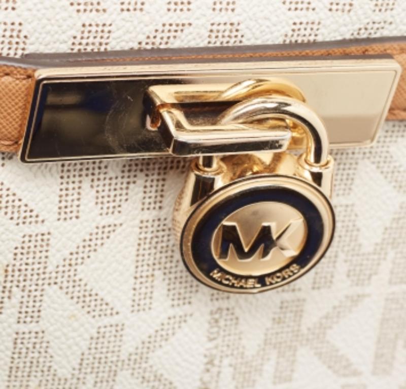 MICHAEL Michael Kors Bolso Crossbody Hamilton de lona revestida en color tostado/blanco con firma en venta 3
