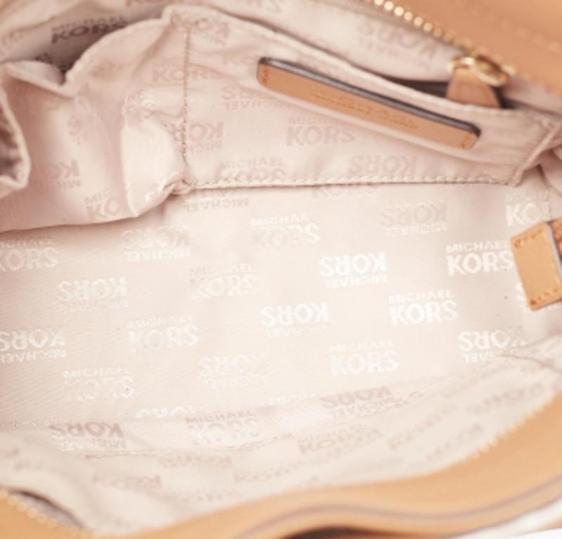MICHAEL Michael Kors Bolso Crossbody Hamilton de lona revestida en color tostado/blanco con firma en venta 4