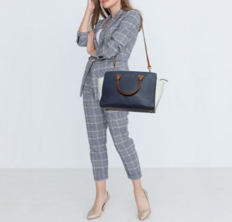 Ensure your day's essentials are in order and your outfit is complete with this MK bag. Crafted using the best materials, the bag carries the maison's signature of artful craftsmanship and enduring appeal.