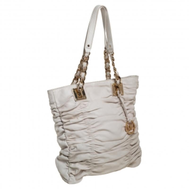 Timelessly elegant and stylish, MICHAEL Michael Kors's collections capture the effortless, nonchalant finesse of the modern woman. Crafted from leather in a white hue, this chic tote features pleated details all over the exterior, a spacious