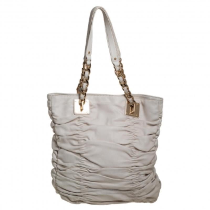 MICHAEL Michael Kors White Pleated Leather Chain Tote In Fair Condition For Sale In Dubai, Al Qouz 2