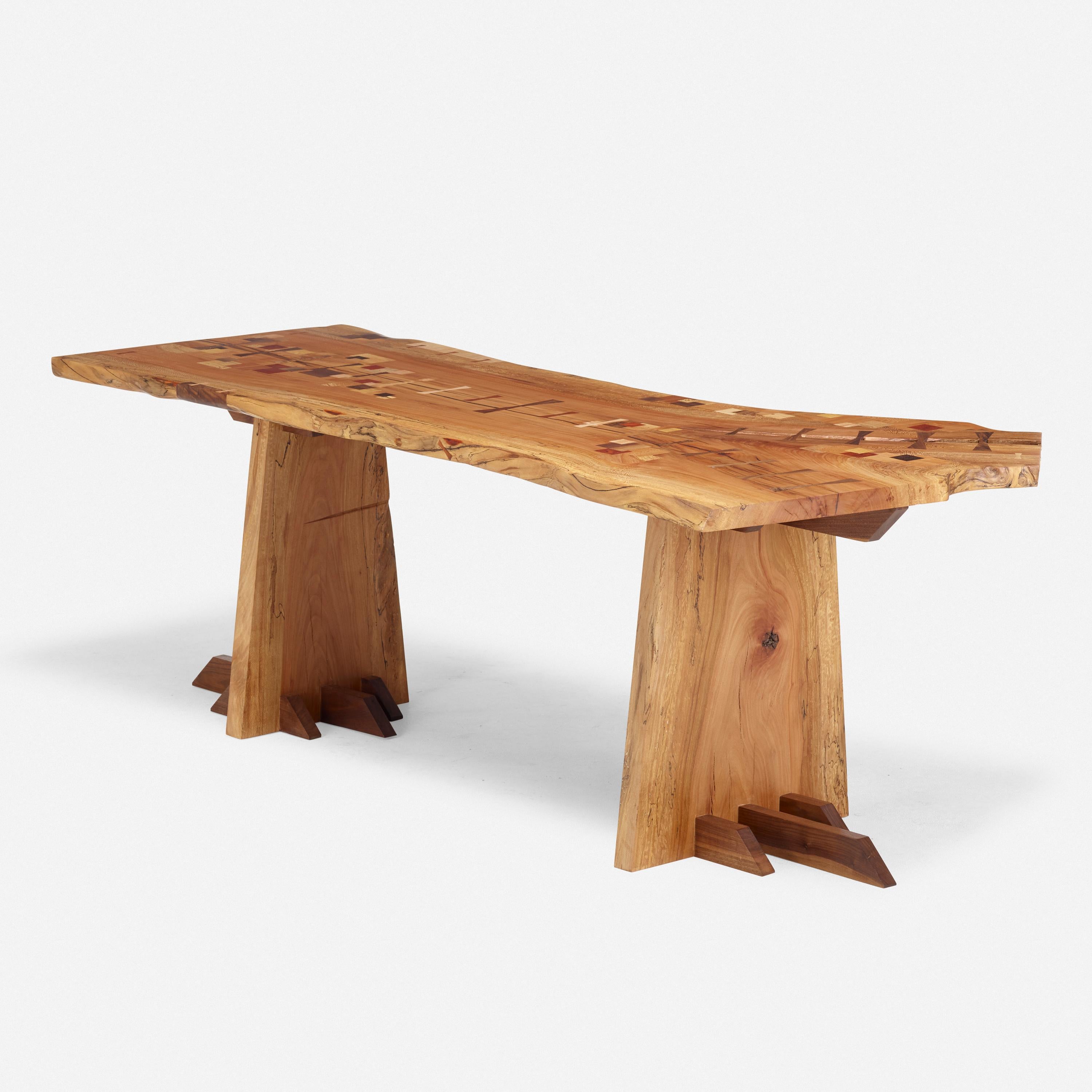 Magnifique table/bureau en sycomore avec une menuiserie unique et de nombreuses incrustations. Il est possible de travailler en privilégiant le type et la variation du bois.