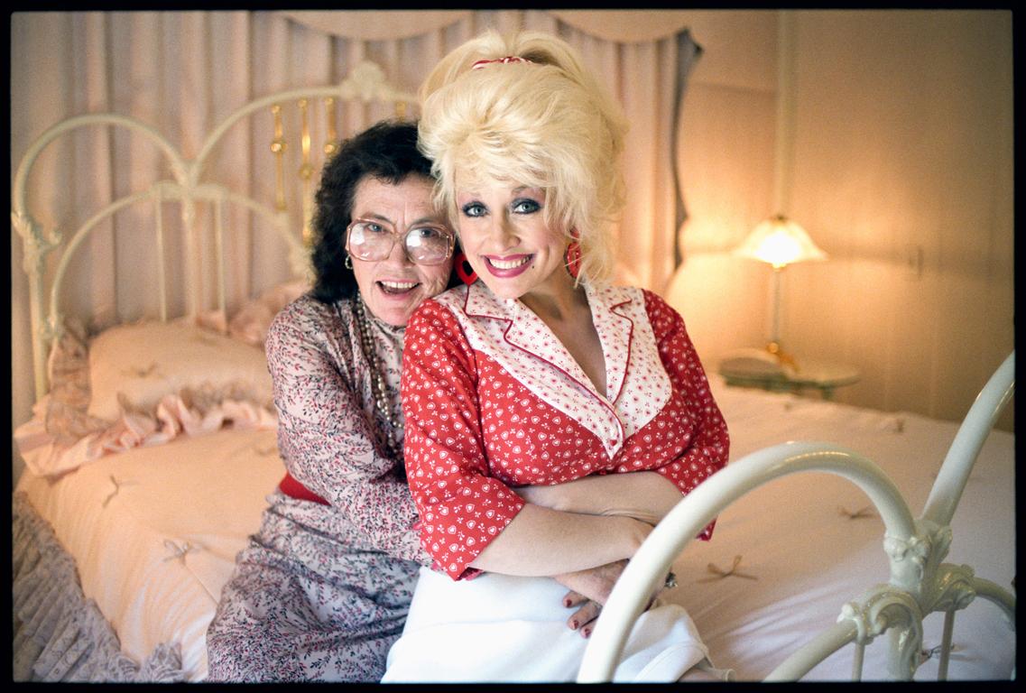 Michael O'Brien Color Photograph - Dolly Parton & Mother Avie Lee Parton, Sevierville, TN
