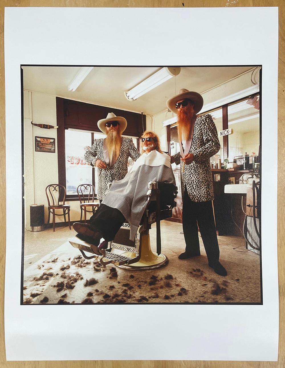 ZZ Top, Humble, Texas - Portrait en couleur, musiciens, barbier, photographie - Photograph de Michael O'Brien