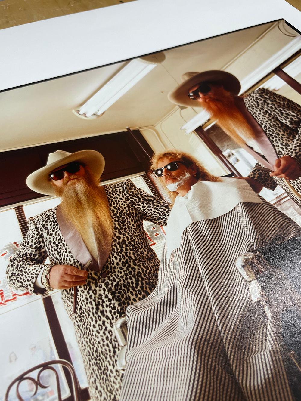 ZZ Top, Humble, Texas - Portrait en couleur, musiciens, barbier, photographie - Contemporain Photograph par Michael O'Brien