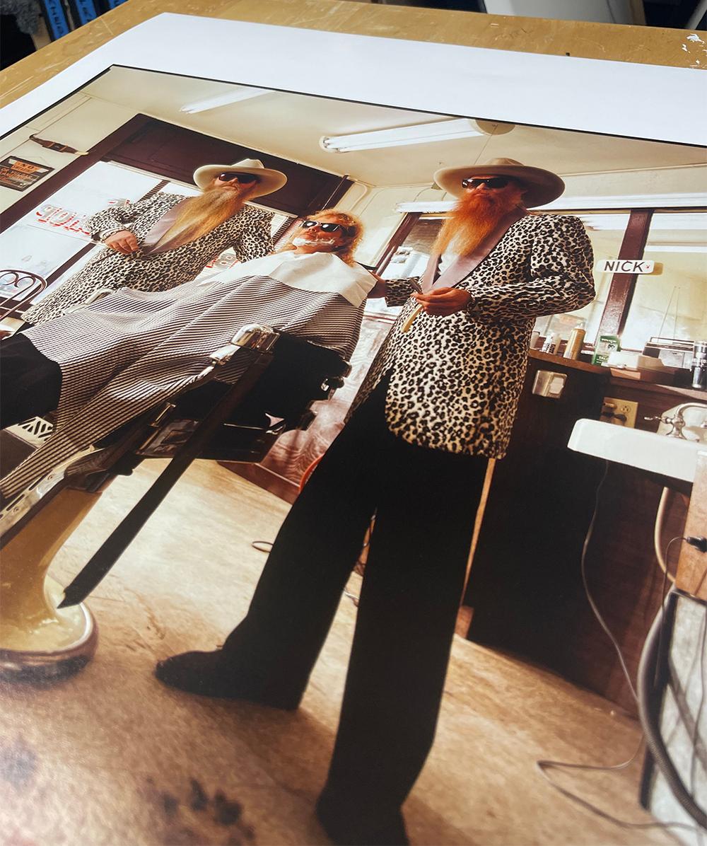 ZZ Top, Humble, Texas - Portrait en couleur, musiciens, barbier, photographie - Beige Color Photograph par Michael O'Brien