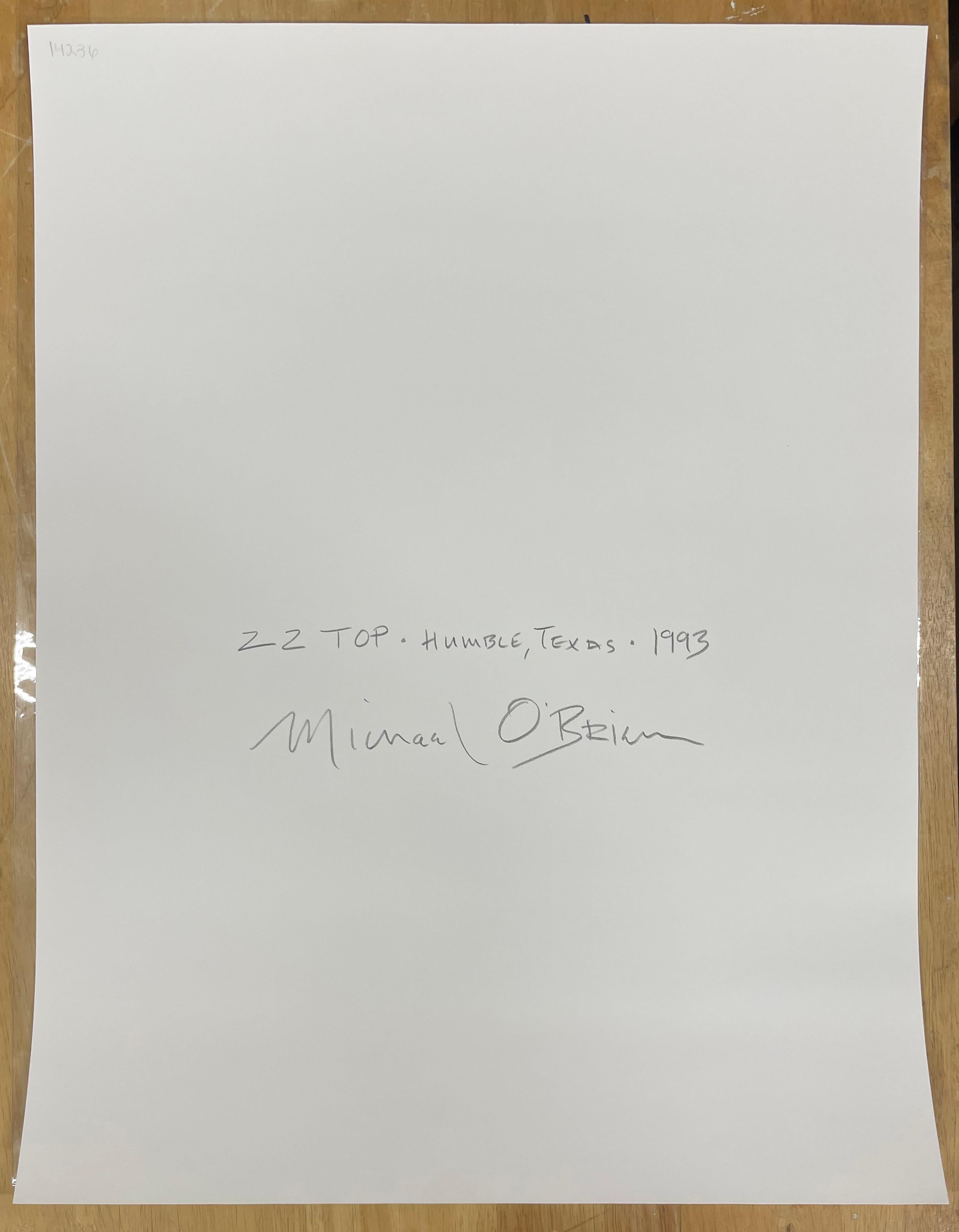 ZZ Top, Humble, Texas de Michael O'Brien est un portrait en couleur des membres du groupe de rock américain ZZ Top. Formé à Houston, au Texas, le groupe était composé du chanteur-guitariste Billy Gibbons, du batteur Frank Beard et du