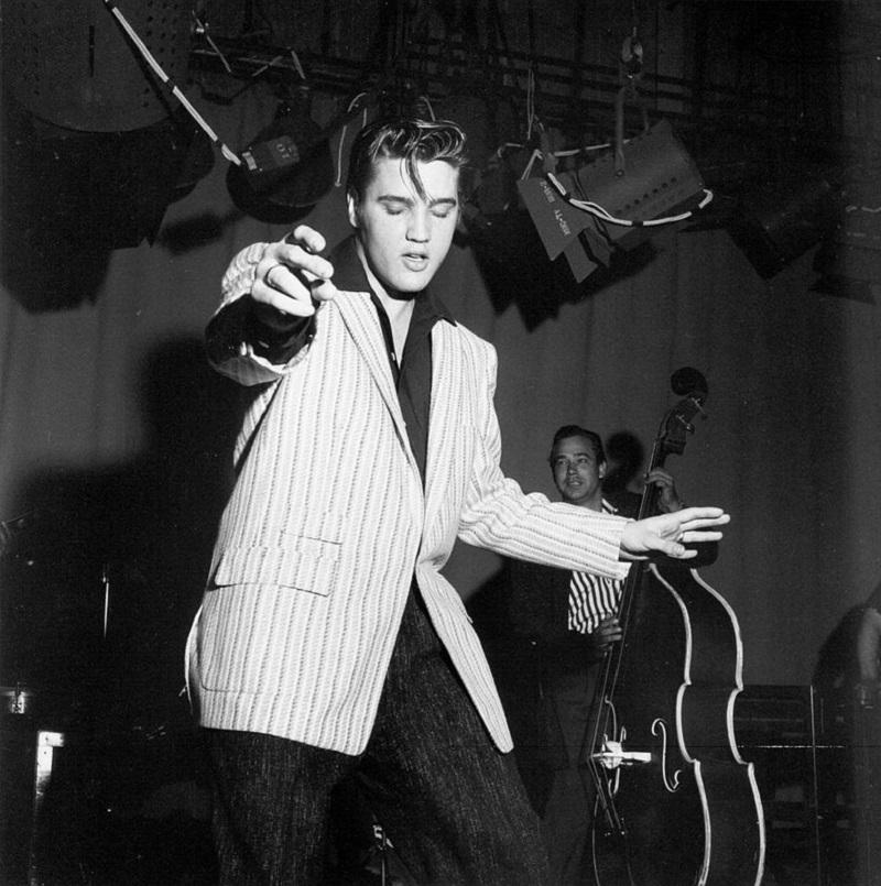Black and White Photograph di Michael Ochs Archives - "Elvis alle prove per Milton Berle" da Michael Ochs Archivi