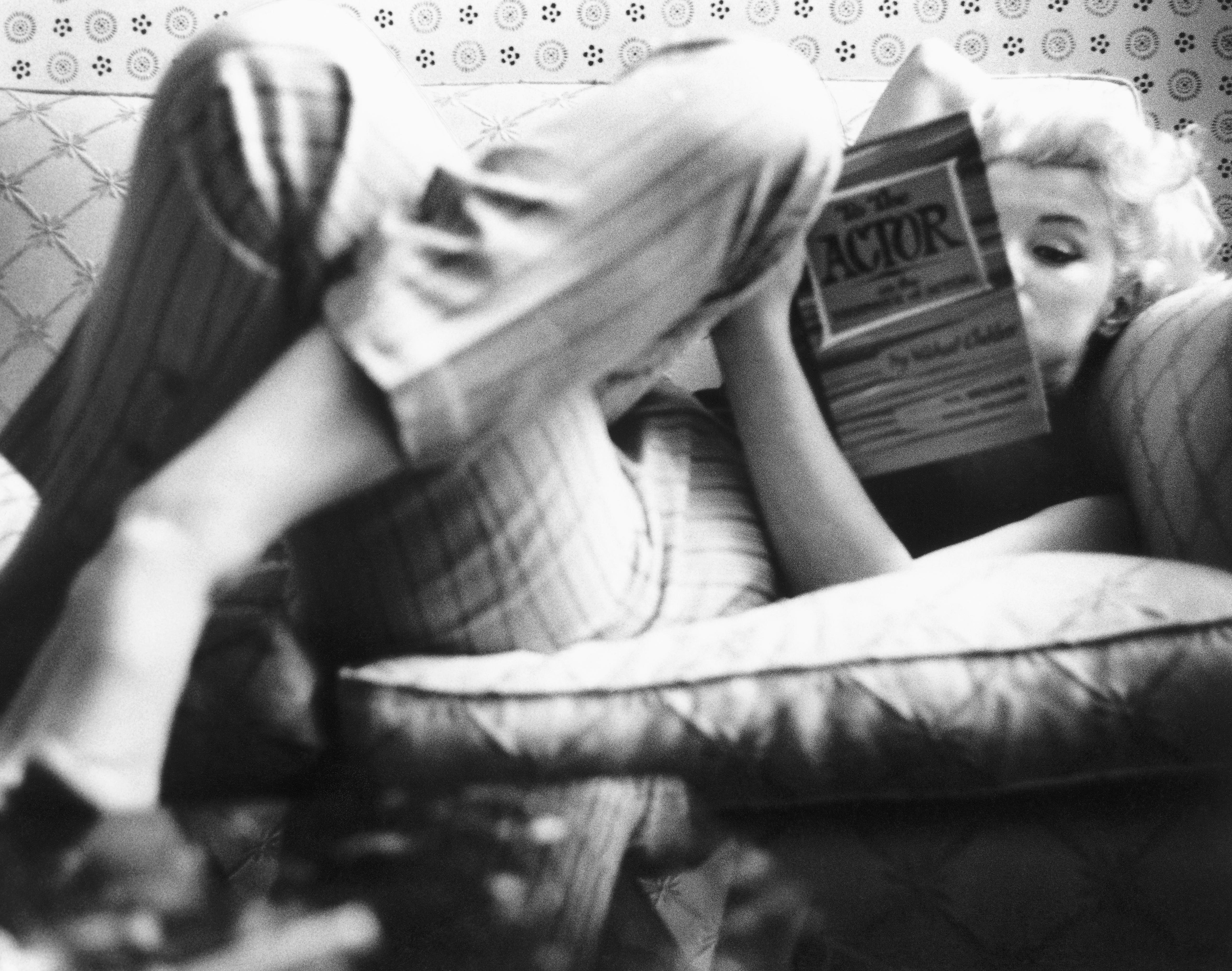 Michael Ochs Portrait Photograph – Marilyn Candid Moment (1955) Silbergelatinefaser-Druck