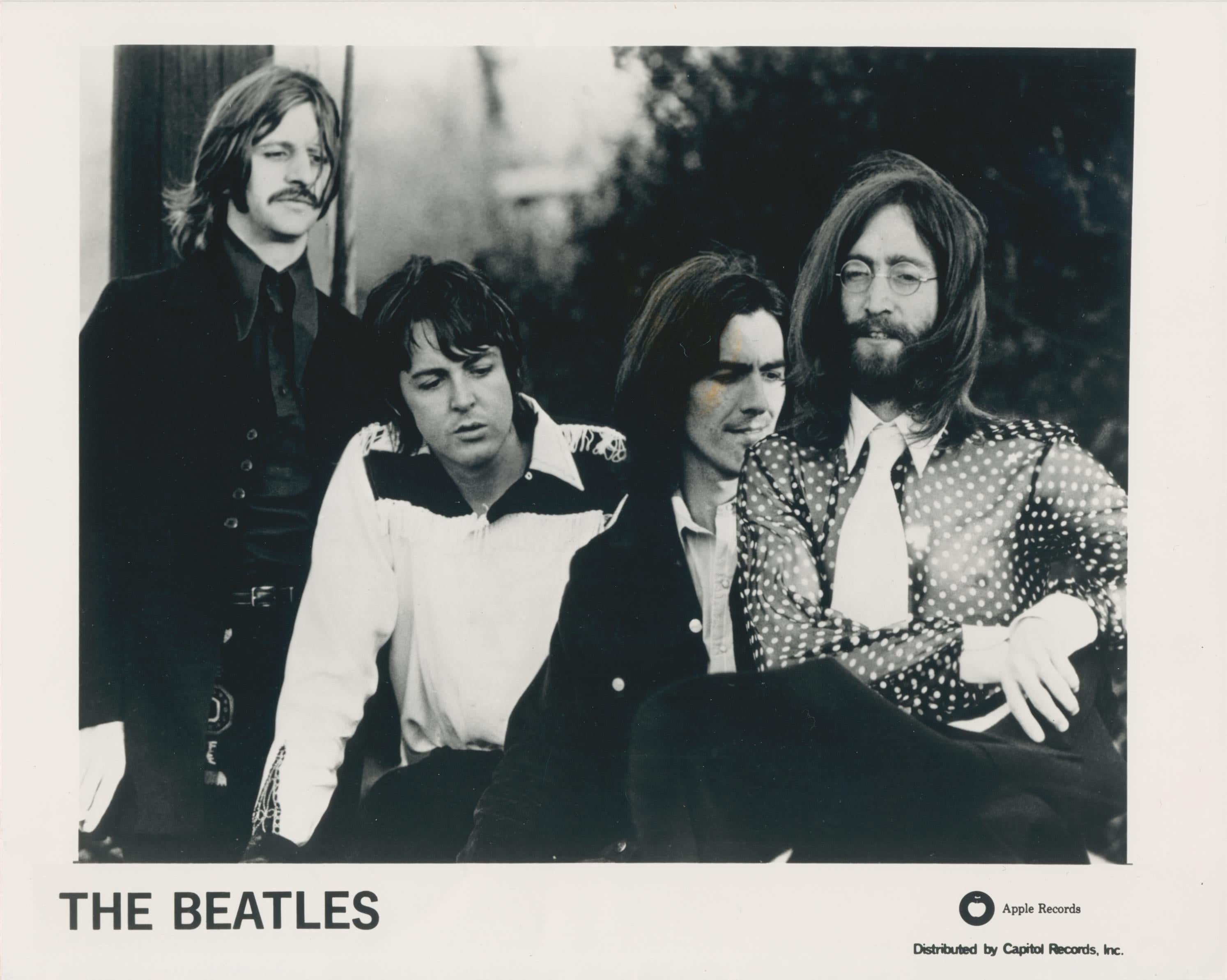 Michael Ochs Portrait Photograph – Die Beatles, Schwarz-Weiß-Fotografie, 1960er Jahre, 22,2 x 25,2 cm