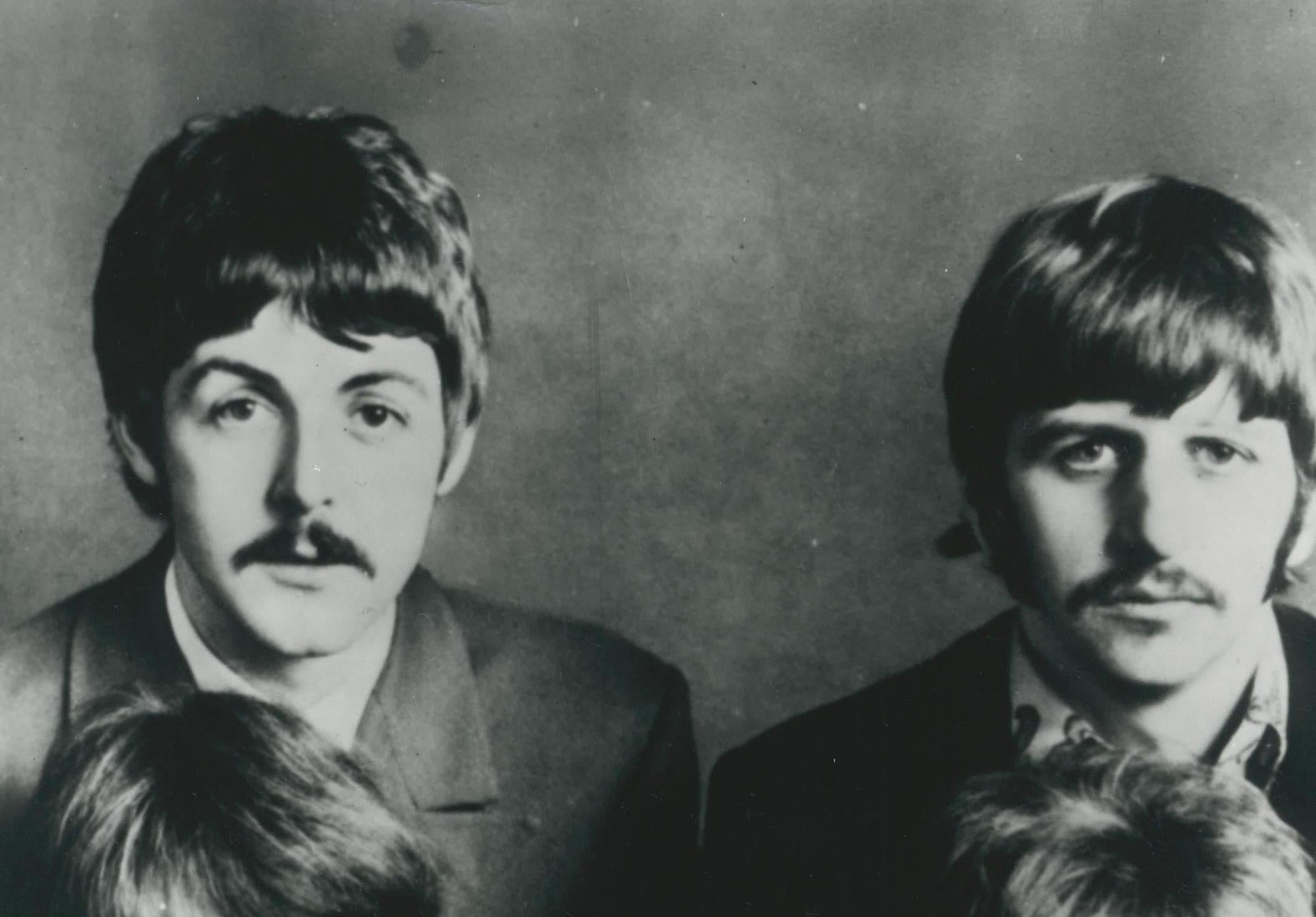 Die Beatles, Schwarz-Weiß-Fotografie, Studio Shoot, 1967, 20,2 x 15 cm – Photograph von Michael Ochs