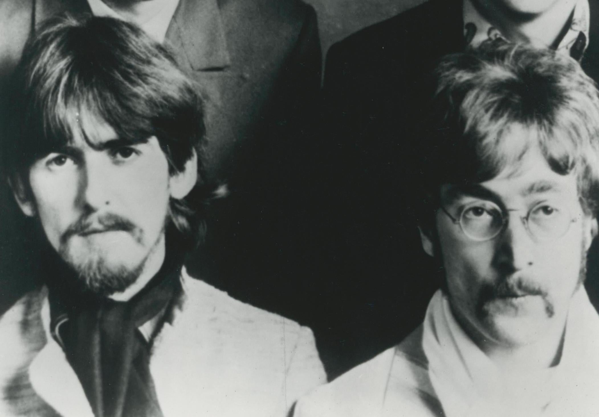 Die Beatles, Schwarz-Weiß-Fotografie, Studio Shoot, 1967, 20,2 x 15 cm (Moderne), Photograph, von Michael Ochs