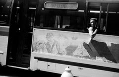 Schwarzer Mann mit Blick aus dem Busfenster - Schwarz-Weiß Großer Fotodruck