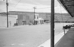 Empty Town with Post in Foreground – Schwarzer und weißer großer Fotodruck in Schwarz-Weiß