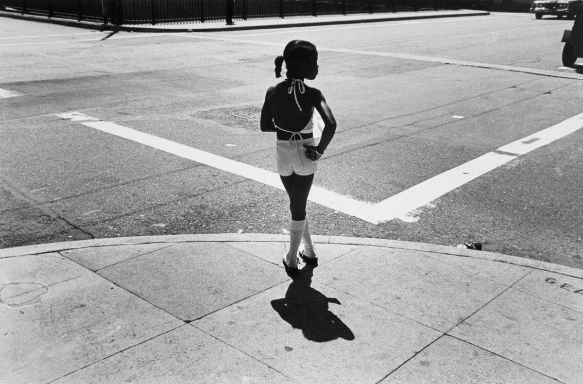 Michael Ormerod Black and White Photograph – Girl on Street Corner, Chicago, 1978 - 20. Jahrhundert, Schwarz-Weiß-Fotografie