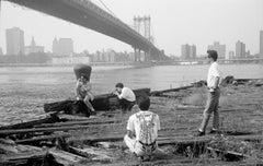 Ragazzi sulla battigia sotto il ponte di Brooklyn di Michael Ormerod - Fotografia