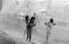 Bambini sotto l'idrante - Stampa fotografica monocromatica in bianco e nero di grandi dimensioni