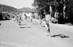 Majorettes in parata - Stampa fotografica in bianco e nero di grandi dimensioni