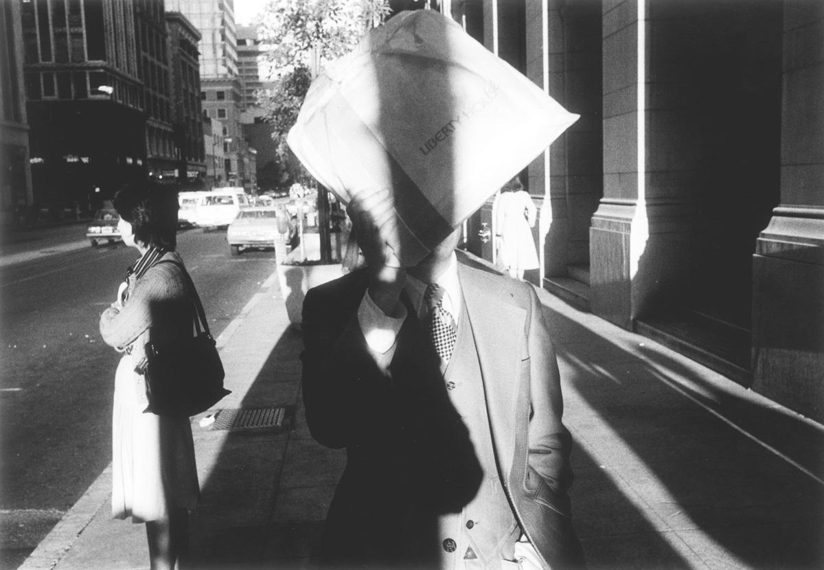 Michael Ormerod Black and White Photograph – Man with Newspaper - Straßenfotografie, Liberty-Print, Mode, Stil, Amerika