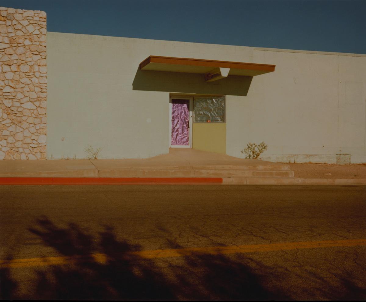 Color Photograph Michael Ormerod - Purple Door, Montana, 1986 - Épreuve photographique en couleurs sur papier Hahnemuhle