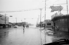 Rainy Drugs Sign, 1989 - Schwarz-Weiß-Monochrom-Großformatfotografie