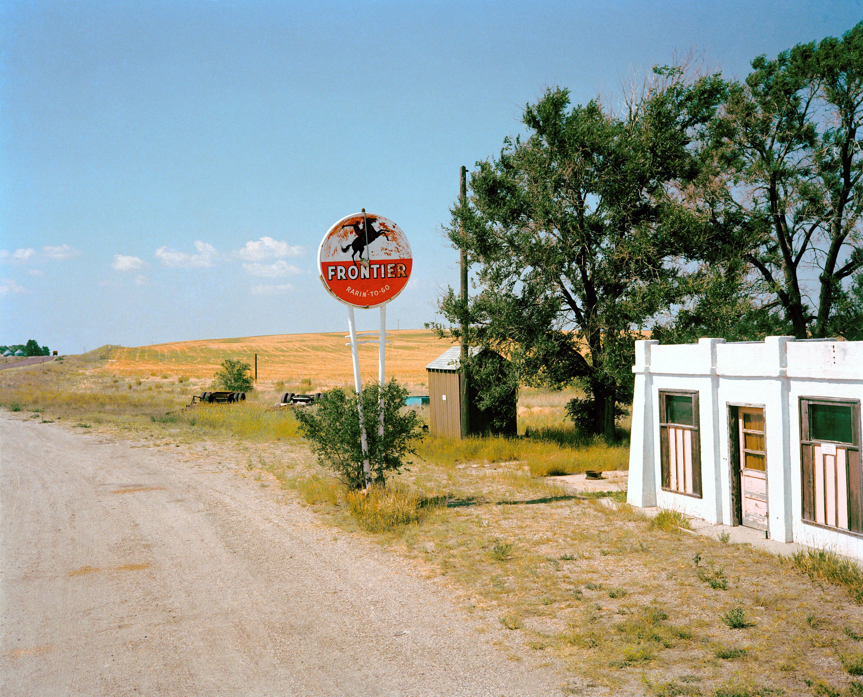 Michael Ormerod Landscape Photograph – Roadsign and Field, 1989 – Farbfotografischer Druck auf Hahnemuhle-Papier