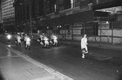 Donna su strada con la polizia in bicicletta dietro - Stampa fotografica in bianco e nero
