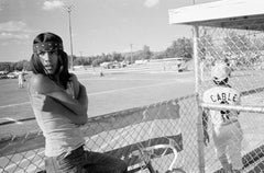 Giovane Navajo a baseball - Stampa fotografica monocromatica in bianco e nero di grandi dimensioni